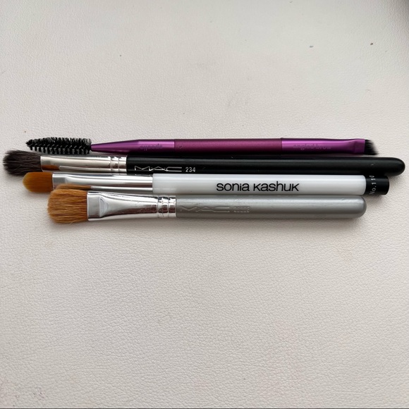 Set of 4 eye brushes-MAC 234, MAC 252SE, Sonia Kashuk 110,RT angled brow/spoolie - Picture 2 of 13